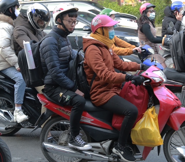 Người dân đổ về quê nghỉ Tết, đường phố Hà Nội ùn tắc cục bộ - 6 Người dân đổ về quê nghỉ Tết, đường phố Hà Nội ùn tắc cục bộ - 6