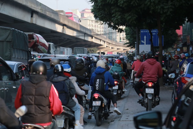 Người dân đổ về quê nghỉ Tết, đường phố Hà Nội ùn tắc cục bộ - 5