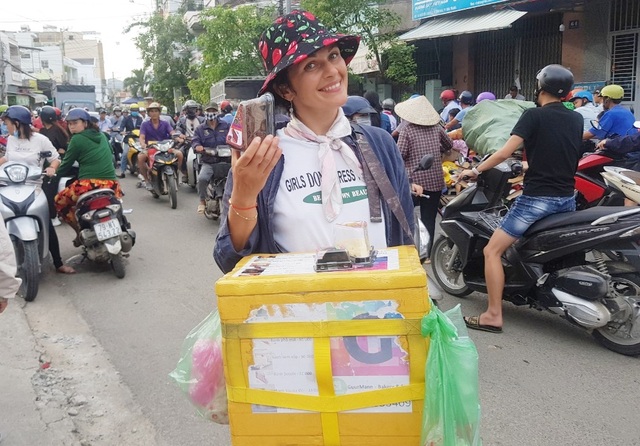 Người phụ nữ Belarus bán bánh mưu sinh ở Nha Trang do dịch Covid-19 - 1 Người phụ nữ Belarus bán bánh mưu sinh ở Nha Trang do dịch Covid-19 - 1