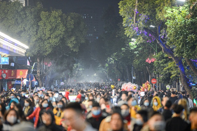 Người Hà Nội xuống đường đón giao thừa Tết Dương lịch trong giá lạnh - 2 Người Hà Nội xuống đường đón giao thừa Tết Dương lịch trong giá lạnh - 2