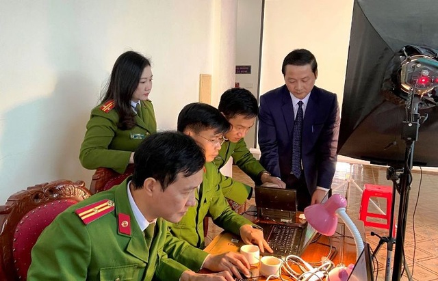 Cấp thẻ căn cước công dân gắn chíp điện tử cho nhiều lãnh đạo tỉnh - 2 Cấp thẻ căn cước công dân gắn chíp điện tử cho nhiều lãnh đạo tỉnh - 2