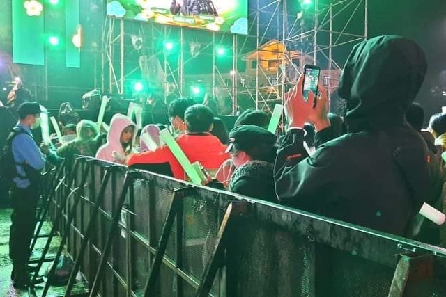 Bạn trẻ Huế đội mưa lạnh đến xem văn nghệ, Countdown mừng năm mới - 3 Bạn trẻ Huế đội mưa lạnh đến xem văn nghệ, Countdown mừng năm mới - 3