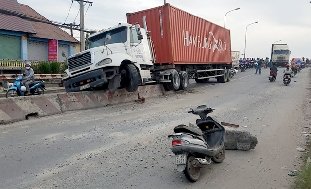 Xe container húc khối bê tông văng trúng xe máy, 1 người nhập viện - 1 Xe container húc khối bê tông văng trúng xe máy, 1 người nhập viện - 1