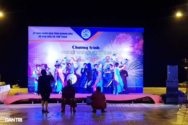 Không bắn pháo hoa, người dân phố núi xem văn nghệ đêm cuối năm - 11 Không bắn pháo hoa, người dân phố núi xem văn nghệ đêm cuối năm - 11