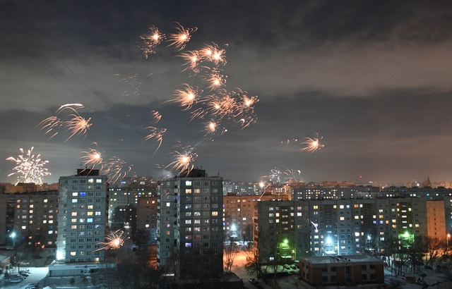 Pháo hoa sáng rực bầu trời châu Âu chào năm mới 2021 - 13