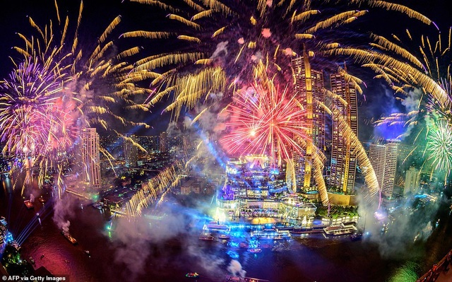 Pháo hoa sáng rực bầu trời châu Âu chào năm mới 2021 - 16