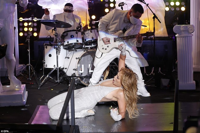 Jennifer Lopez trình diễn cuốn hút trong đêm giao thừa - 4 Jennifer Lopez trình diễn cuốn hút trong đêm giao thừa - 4
