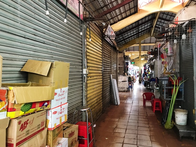 Tiểu thương chợ Bến Thành gặp khó, chuyển nghề đi giúp việc, chạy xe ôm - 9 Tiểu thương chợ Bến Thành gặp khó, chuyển nghề đi giúp việc, chạy xe ôm - 9