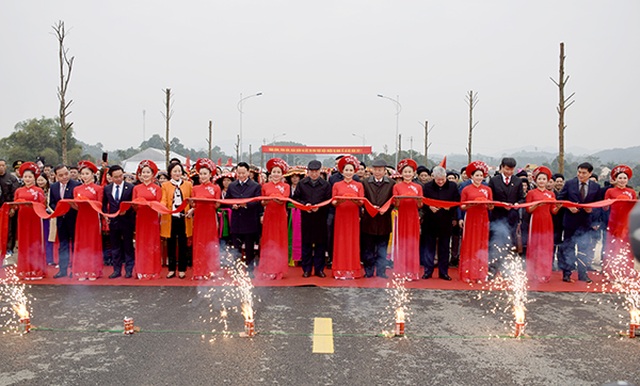 Thường trực Ban Bí thư Trần Quốc Vượng cắt băng khánh thành cầu Cổ Phúc - 1 Thường trực Ban Bí thư Trần Quốc Vượng cắt băng khánh thành cầu Cổ Phúc - 1