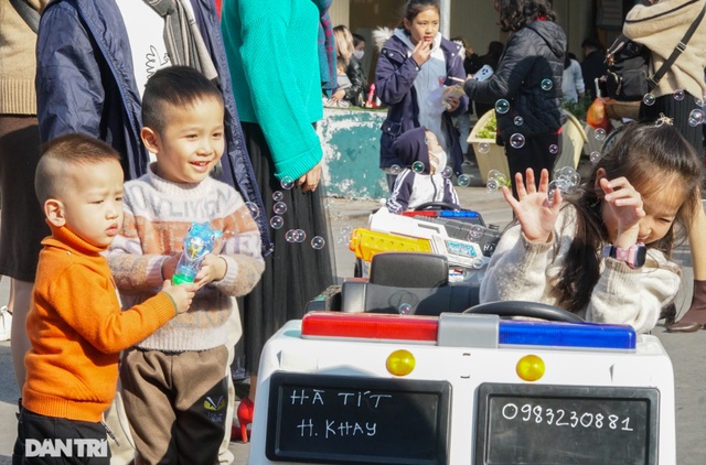 Các khu vui chơi ở Hà Nội đông nghịt người ngày đầu năm mới - 6 Các khu vui chơi ở Hà Nội đông nghịt người ngày đầu năm mới - 6