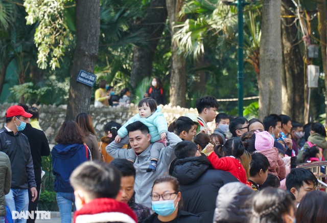 Các khu vui chơi ở Hà Nội đông nghịt người ngày đầu năm mới - 9 Các khu vui chơi ở Hà Nội đông nghịt người ngày đầu năm mới - 9