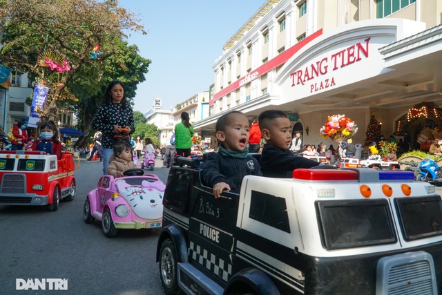Các khu vui chơi ở Hà Nội đông nghịt người ngày đầu năm mới - 3 Các khu vui chơi ở Hà Nội đông nghịt người ngày đầu năm mới - 3