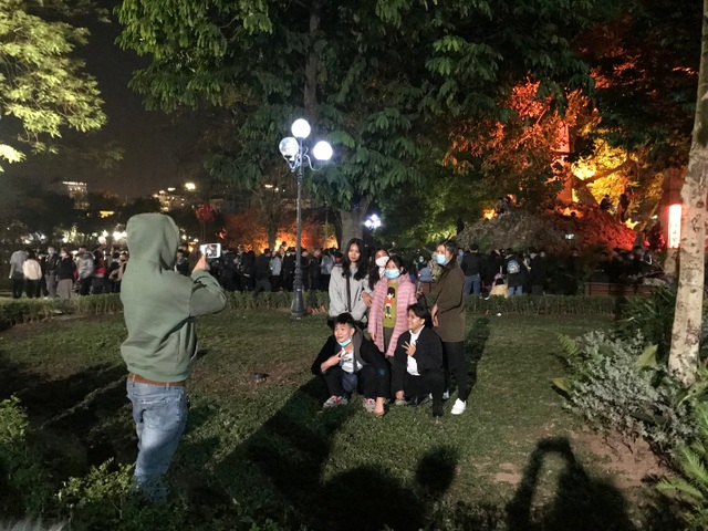 Người dân trèo lên Tháp Bút, mở tiệc ăn nhậu trên bãi cỏ để ngắm pháo hoa - 7 Người dân trèo lên Tháp Bút, mở tiệc ăn nhậu trên bãi cỏ để ngắm pháo hoa - 7