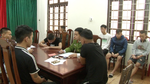 Truy xét nhóm thanh thiếu niên đốt pháo hoa nổ - 2