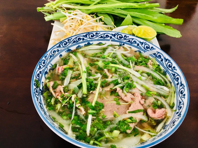 Quán nhậu, hàng ăn hốt bạc dịp đầu năm, bán bún bỏ túi chục triệu đồng