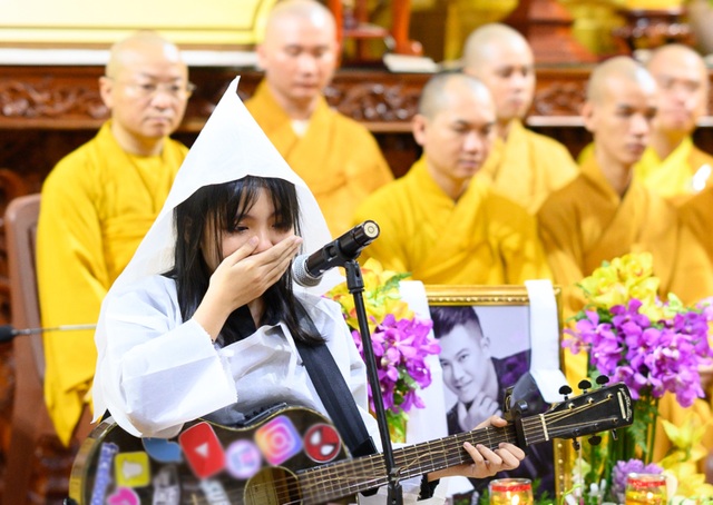 Con gái Vân Quang Long khóc khi hát Ba kể con nghe trong Lễ cầu siêu - 6