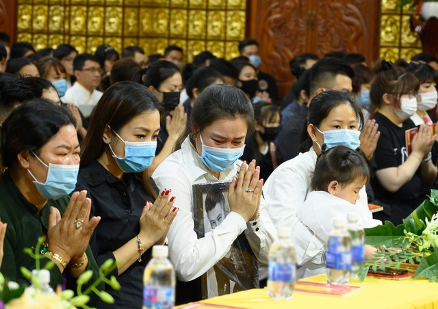 Con gái Vân Quang Long khóc khi hát Ba kể con nghe trong Lễ cầu siêu - 2