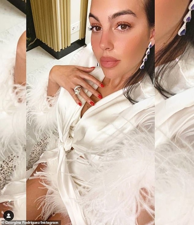 Đầu năm mới, bạn gái Ronaldo khoe nhẫn kim cương khủng - 1 Đầu năm mới, bạn gái Ronaldo khoe nhẫn kim cương khủng - 1