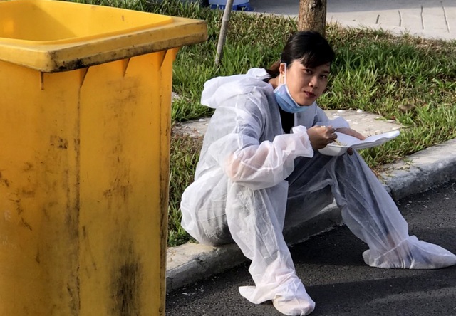 Nữ y sĩ ngất xỉu đêm giao thừa vì kiệt sức trong khu cách ly phòng Covid-19 - 2 Nữ y sĩ ngất xỉu đêm giao thừa vì kiệt sức trong khu cách ly phòng Covid-19 - 2