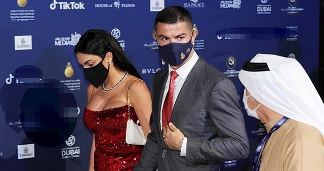 Đầu năm mới, bạn gái Ronaldo khoe nhẫn kim cương khủng - 7 Đầu năm mới, bạn gái Ronaldo khoe nhẫn kim cương khủng - 7