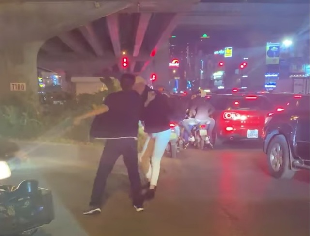 Hà Nội: Bị đánh gãy răng vì nhắc tài xế dừng xe quá lâu gây tắc đường? - 1 Hà Nội: Bị đánh gãy răng vì nhắc tài xế dừng xe quá lâu gây tắc đường? - 1