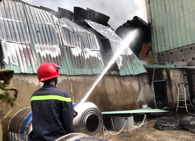 Hỏa hoạn ngày đầu năm, một công ty bị thiêu rụi - 3 Hỏa hoạn ngày đầu năm, một công ty bị thiêu rụi - 3