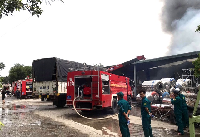Hỏa hoạn ngày đầu năm, một công ty bị thiêu rụi - 2 Hỏa hoạn ngày đầu năm, một công ty bị thiêu rụi - 2