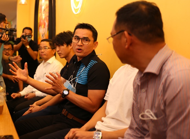 Kiatisuk nghêu ngao đàn hát khi tái ngộ người hâm mộ Việt Nam - 9 Kiatisuk nghêu ngao đàn hát khi tái ngộ người hâm mộ Việt Nam - 9