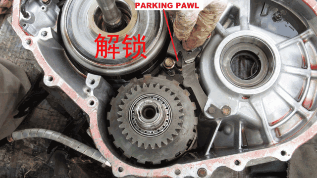 Đỗ xe số tự động đúng cách: Về P rồi kéo phanh tay hay ngược lại? - 2 Đỗ xe số tự động đúng cách: Về P rồi kéo phanh tay hay ngược lại? - 2
