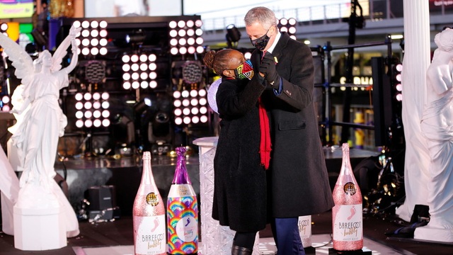 Thị trưởng New York hứng bão chỉ trích vì nhảy trên Quảng trường Thời đại - 1
