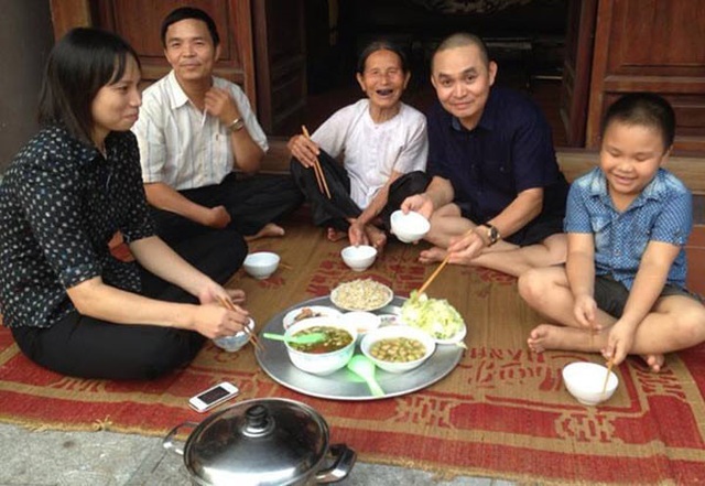 Vua hài đất Bắc Xuân Hinh bật khóc nhớ thời cơ cực phải đi buôn kiếm sống - 4 Vua hài đất Bắc Xuân Hinh bật khóc nhớ thời cơ cực phải đi buôn kiếm sống - 4