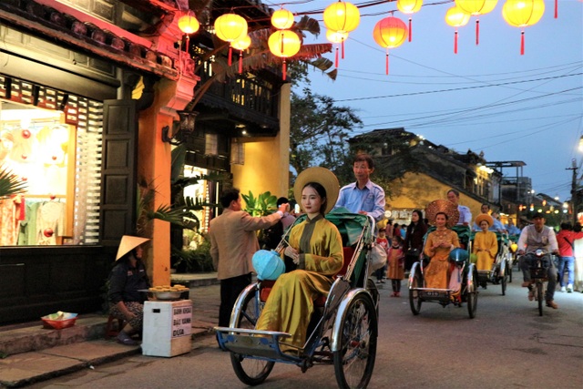 Impressive night performance Ao Dai in the heart of Hoi An ancient town - 1