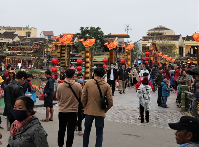 Hoi An crowded with tourists in the first days of the new year 2021 - 1