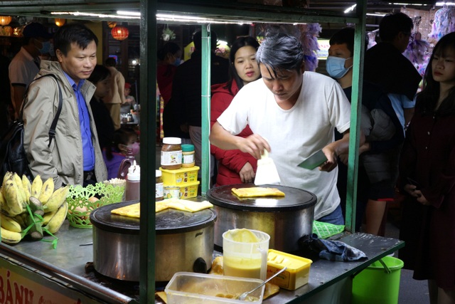 Hoi An crowded with tourists in the first days of the new year 2021-10