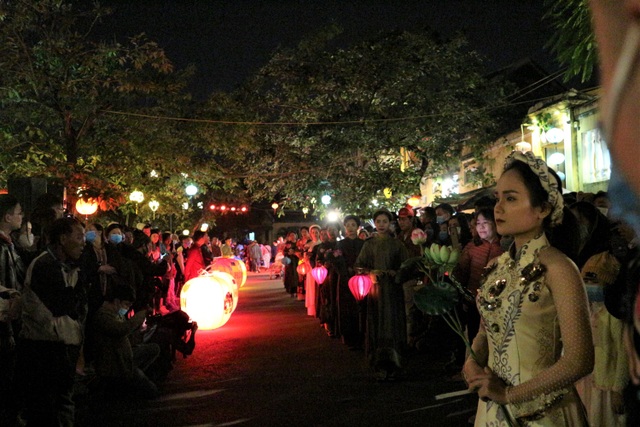 Impressive night performance Ao Dai in the heart of Hoi An ancient town - 11