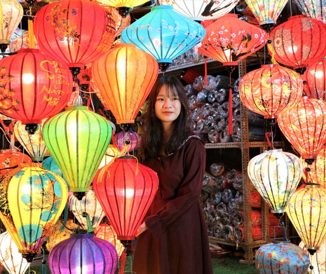 Hoi An is crowded with tourists in the first days of the new year 2021-11