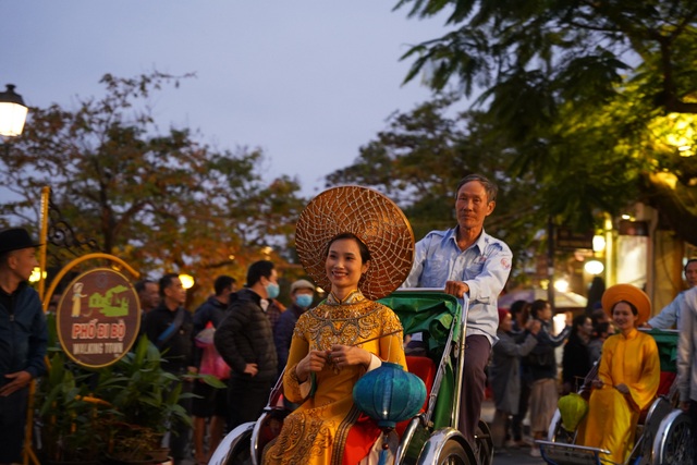 Impressive night performance Ao Dai in the heart of Hoi An ancient town - 2