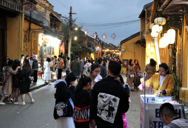 Hoi An crowded with tourists in the first days of the new year 2021-2