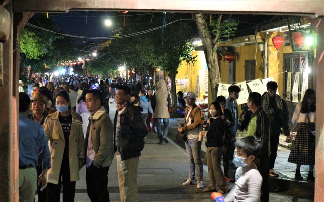 Hoi An crowded with tourists in the first days of the new year 2021-3