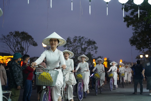 Impressive night performance Ao Dai in the heart of Hoi An ancient town - 4