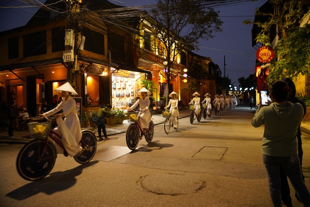 Impressive night performance Ao Dai in the heart of Hoi An ancient town - 5