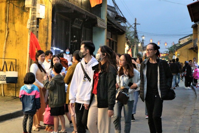 Hoi An crowded with tourists in the first days of the new year 2021-5