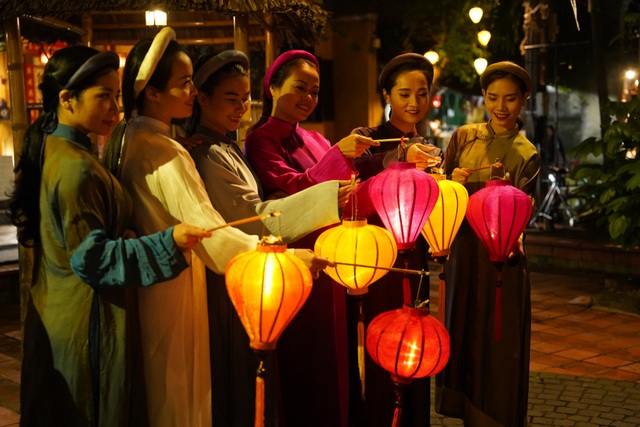 Impressive night performance Ao Dai in the heart of Hoi An ancient town - 6