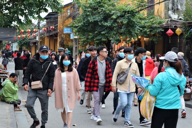 Hoi An crowded with tourists in the first days of the new year 2021 - 6