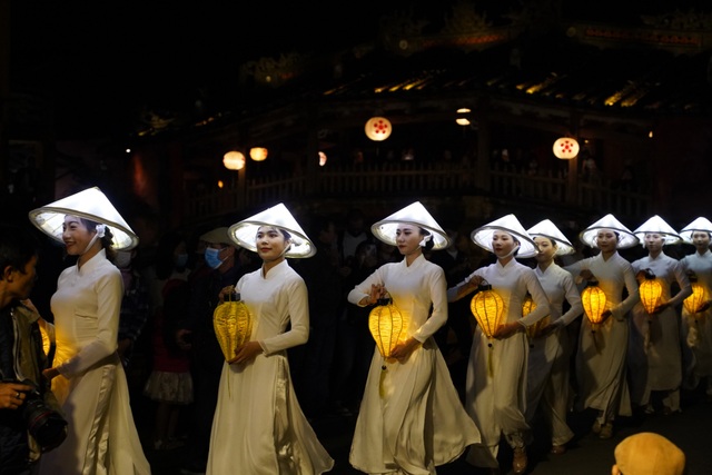 Impressive night performance Ao Dai in the heart of Hoi An ancient town - 7