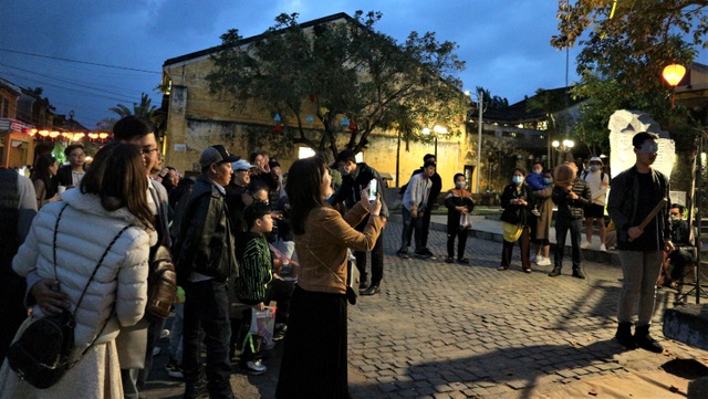 Hoi An crowded with tourists in the first days of the new year 2021-7