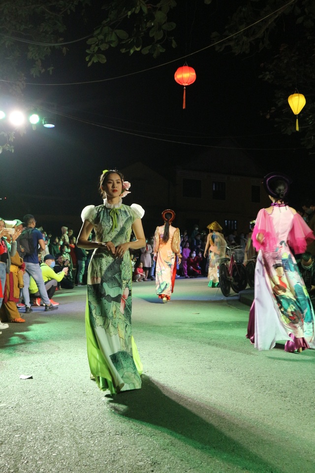 Impressive night performance Ao Dai in the heart of Hoi An ancient town - 8