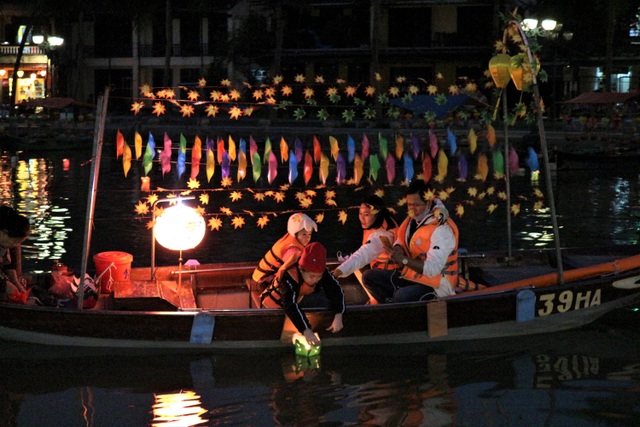 Hoi An crowded with tourists in the first days of the new year 2021-8