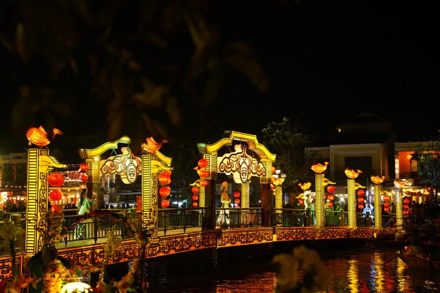 Impressive night performance Ao Dai in the heart of Hoi An ancient town - 9