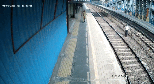 Hành khách suýt bị tàu hỏa đâm trúng vì lao xuống đường ray nhặt giày - 2 Hành khách suýt bị tàu hỏa đâm trúng vì lao xuống đường ray nhặt giày - 2